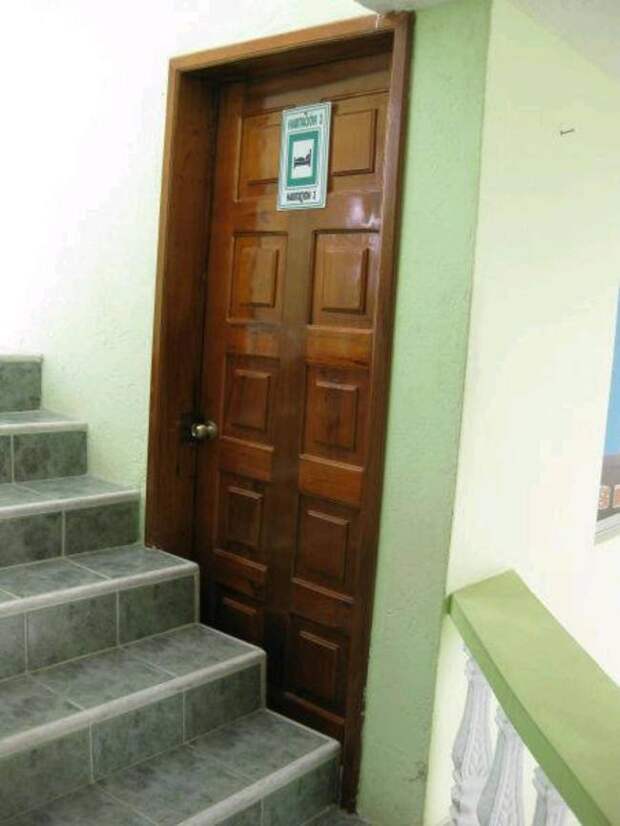 дверь за лестницей