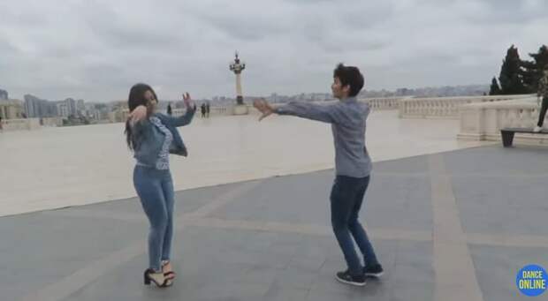 Пропустить это видео — непростительная ошибка! Шикарная лезгинка в парке Баку