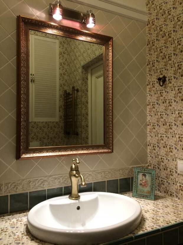 Бронзовый смеситель в ванную, зеркало в раме с подсветкой