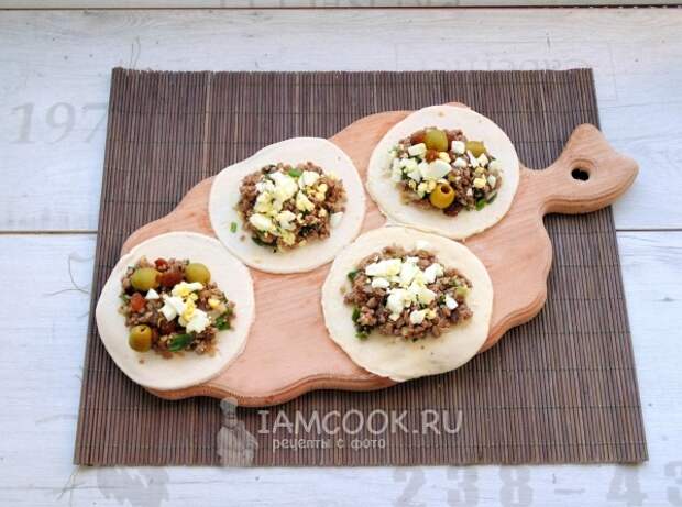 Положить на круги теста начинку