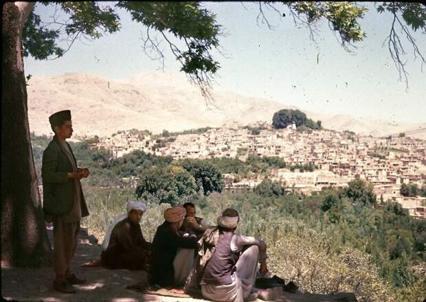 Мужчины отдыхают в тени с видом на Исталиф - многовековой центр керамики афганистан, жизнь, кабул, мир, прошлое, фотография, фотомир