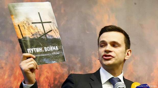 Илья Яшин во время презентации доклада Путин. Война