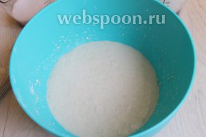 Тёплое молоко соединим с дрожжами, с 1 ст. л. сахара, и 2 ст. л. муки. Дадим постоять.