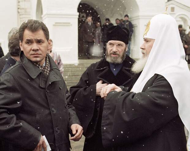 В 1977 году окончил Красноярский политехнический институт по специальности «инженер-строитель». После выпуска занимал руководящие посты на различных предприятиях промышленности и…