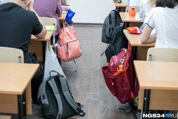 Красноярские родители массово жалуются на тяжелые рюкзаки своих детей
