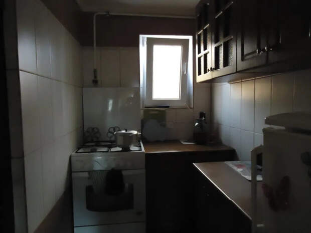 Забудьте про дорогую химию: 1 ложка этого средства на губку — и шкафчики чистые, как на витрине