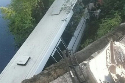 В Калининграде автобус с пассажирами упал с моста В Калининграде автобус с пассажирами упал с моста