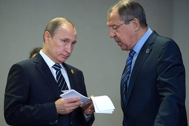2738915 16.11.2015 16 ноября 2015. Президент России Владимир Путин (слева) и министр иностранных дел РФ Сергей Лавров перед началом встречи на полях саммита "Группы двадцати" (G20) в турецкой Анталье с премьер-министром Соединенного Королевства Великобритании и Северной Ирландии Дэвидом Кэмероном. Сергей Гунеев/РИА Новости