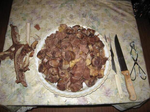 Сварившееся мясо и шужык вытаскиваем, мясо солим и пока горячее отделяем от костей и нарезаем кусками. В мясо нарезаем шужык.. еда, своими руками, сделай сам