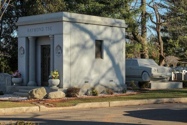 Мерседес не является надгробием, как пишут на многих сайтах. Он "припаркован" за мавзолеем Рэя. mercedes, mercedes-benz, мемориал, памятник
