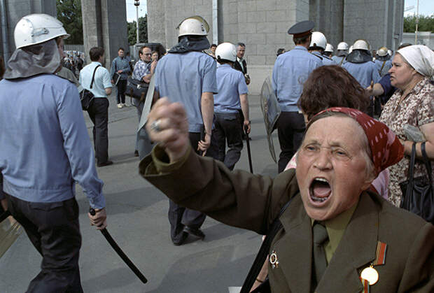 Столкновение ОМОНа и оппозиционных демонстрантов на площади Рижского вокзала