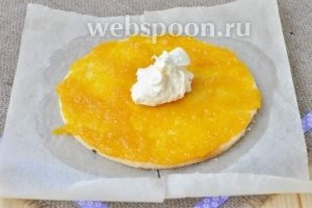 Поверх апельсиновой пропитки выкладываем крем и разравниваем.