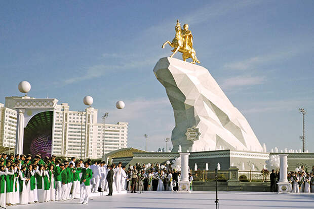 Памятник Гурбангулы Бердымухамедову в Ашхабаде