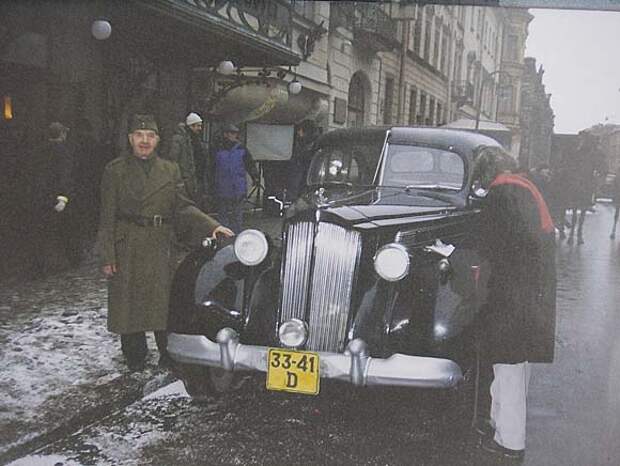 Павел Тюрин в немецкой форме рядом с “Паккардом” на съёмочной площадке фильма “Дневник его жены”. На машине - номерные знаки дипломатической миссии Павел Тюрин в немецкой форме рядом с “Паккардом” на съёмочной площадке фильма “Дневник его жены”. На машине - номерные знаки дипломатической миссии