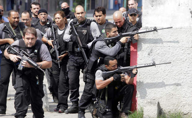 Полиция Полицейские формирования в Рио есть, да еще какие. Для борьбы с организованной преступностью собираются специальные батальоны, бойцы которых прошли серьезную подготовку. А вот рядовых полицейских на улицах маловато. Можно за весь день не встретить ни одного.