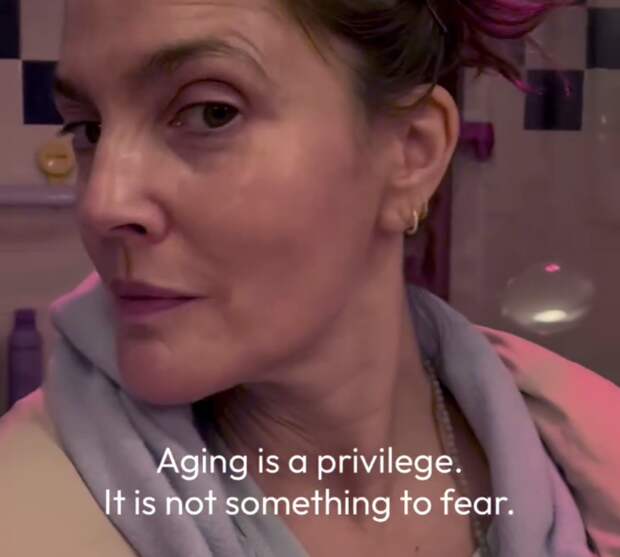 Актриса Дрю Бэрримор показала свои возрастные изменения на лице