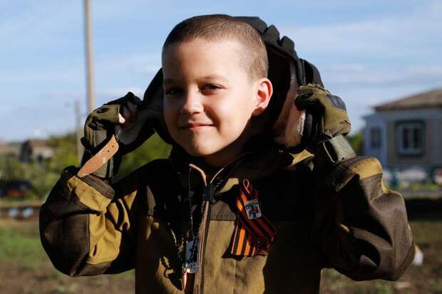 Встречавший бойцов под Белгородом мальчик Алёша хранит подарки солдат