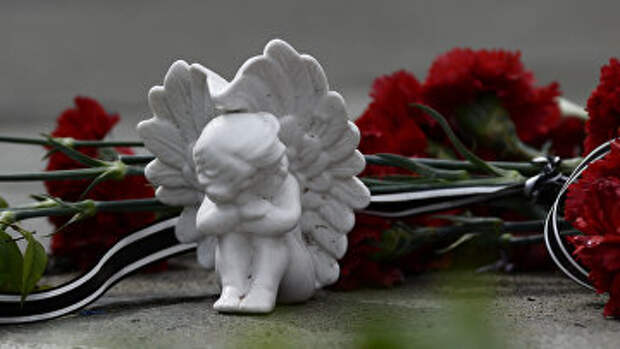 Цветы и фигурка ангела в память о погибших в пожаре в Доме профсоюзов Цветы и фигурка ангела в память о погибших в пожаре в Доме профсоюзов