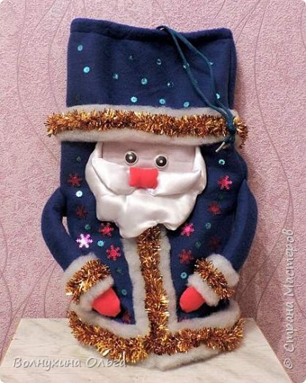 Мастер-класс Упаковка Новый год Шитьё Мешок для подарков в виде Деда Мороза Клей Нитки Пайетки Ткань фото 11