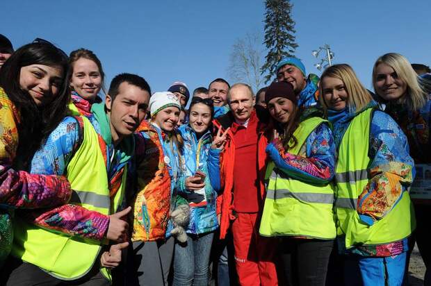 С волонтерами во время XXII зимних Олимпийских игр в Сочи, 16 февраля 2014 года Михаил Климентьев/ТАСС