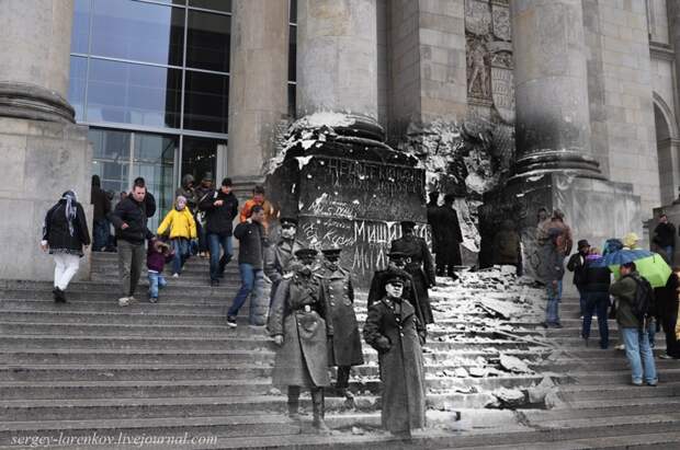 28 Берлин 1945-2010. Жуков на ступенях поверженного Рейхстага..jpg