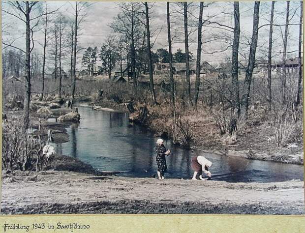 Советские крестьянки стирают белье в реке. Весна 1943 года. Калужская область.