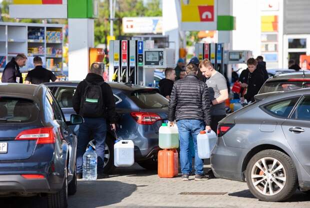 Водители из ФРГ раскупили на приграничных АЗС в Польше все канистры с топливом
