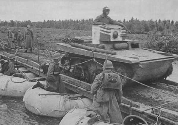Малый танк Т-37 на переправе. Маневры РККА. 1936 г. Малый танк Т-37 на переправе. Маневры РККА. 1936 г.