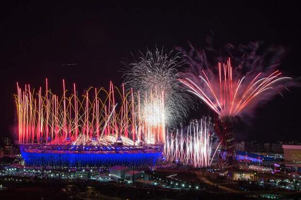 Салют над Олимпийским стадионом во время церемонии открытия Олимпийских игр в Лондоне