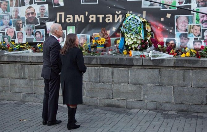 Байден встал в кощунственную позу перед портретами погибших на Майдане Байден встал в кощунственную позу перед портретами погибших на Майдане