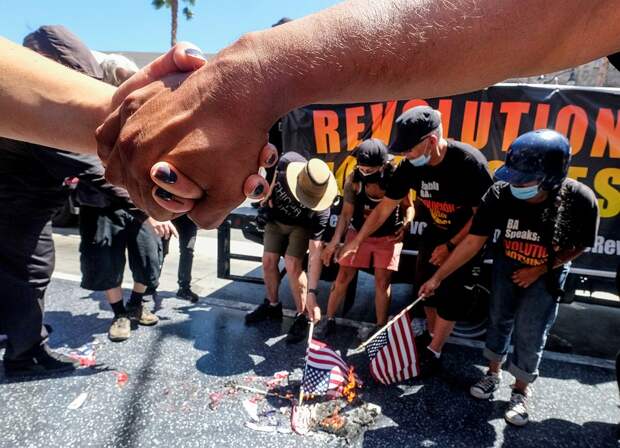 4 июля жгли американские флаги Фото: REUTERS