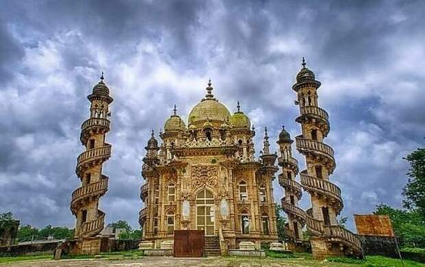 Эффектная усыпальница великого визиря была построена за его счет и в более сжатые строки (Bahauddin Ka Maqbara, Джунагадх). | Фото: timesofindia.indiatimes.com. Эффектная усыпальница великого визиря была построена за его счет и в более сжатые строки (Bahauddin Ka Maqbara, Джунагадх). | Фото: timesofindia.indiatimes.com.