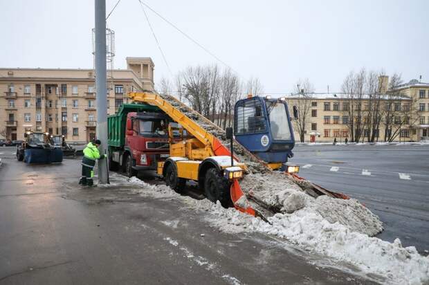 В Петербурге сегодня убираются 1133 дворника и 910 машин