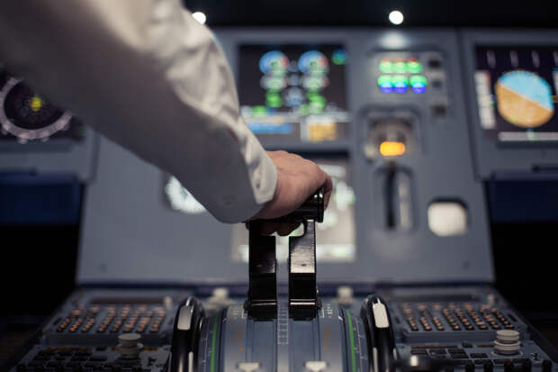 Экипаж пассажирского самолета доложил о вибрации в двигателе и закружил в небе