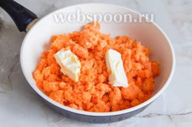 Первым делом нам нужно подготовить морковку. Корнеплоды очищаем и измельчаем на самой мелкой тёрке. У меня был готовый жмых, который остался после приготовления яблочно-морковного сока на зиму. Кладём морковь на сковороду, добавляем сливочное масло и тушим под закрытой крышкой около 15 минут до мягкости. Если морковь не особо сочная, добавьте немного воды.