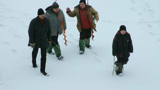 Спасатели сняли со льда у дамбы 9 человек, в том числе ребёнка