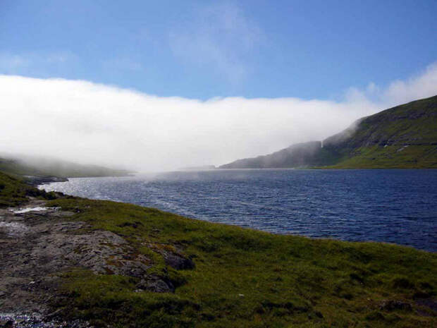 Сёрвагсватн — невероятное озеро, висящее над океаном 