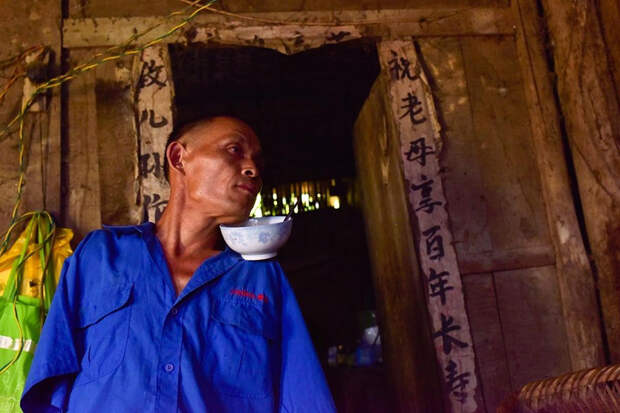 lost-arms-man-feed-sick-mother-teeth-chen-xinyin-13