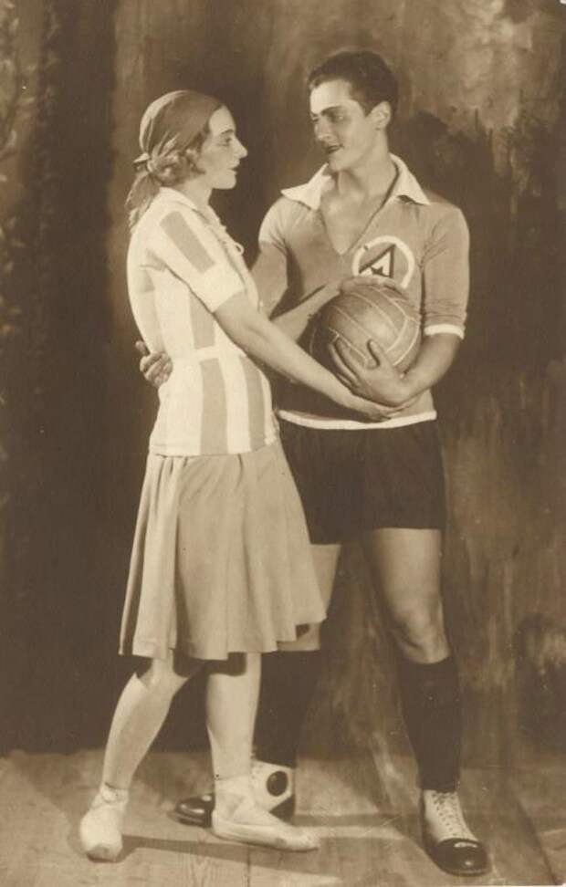 Персонажи балета В. Оранского "Футболист" в Большом театре. Москва, 1929 год.