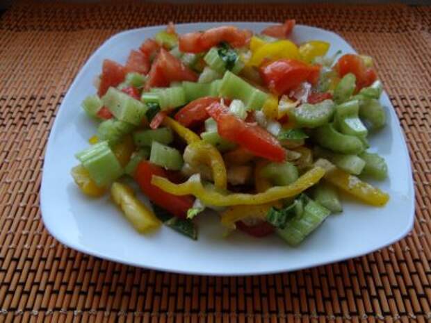 салат из сельдерея и овощей
