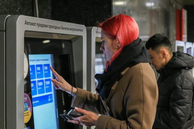 В автомате на станциях метро можно купить билет и пополнить карту «Тройка» / Фото: Михаил Подобед