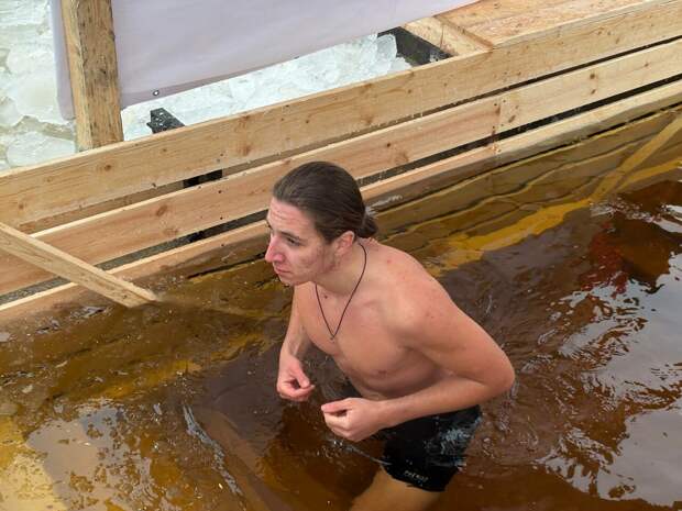 Петербуржцы окунулись в крещенские купели