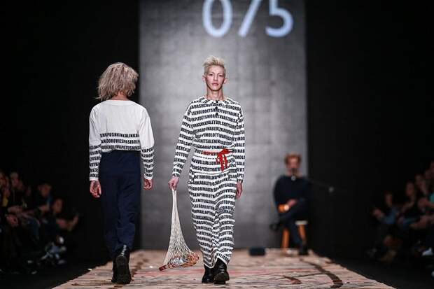 Модели демонстрируют одежду дизайнера Юлии Цезарь из коллекции «075/ohseventyfive» в рамках 30-го Юбилейного сезона Mercedes-Benz Fashion Week Russia в ЦВЗ…