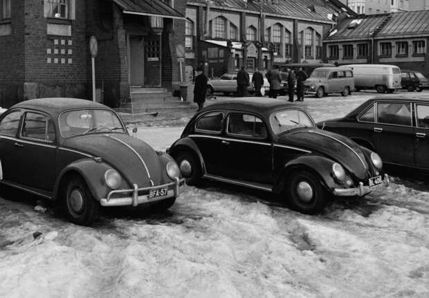 Жуки, жуки… Пожалуй один из самых распространённых автомобилей в стране до начала 80х годов! На заднем плане Volvo Duett. авто, автомобили, олдтаймер, ретро авто, ретро фото, старые автомомбили, финляндия