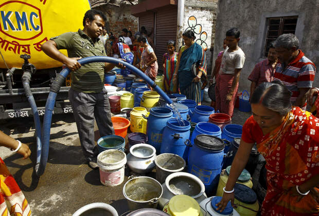 Развоз питьевой воды по трущобам Калькутты