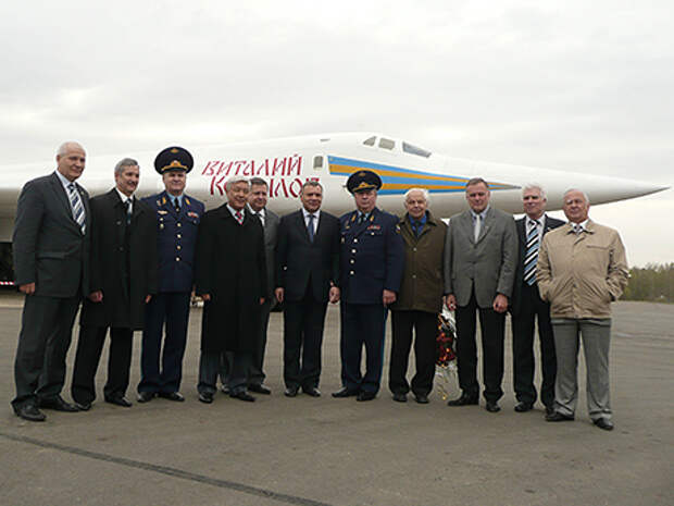 Главный конструктор Ту-160 Валентин Близнюк (четвертый справа) на церемонии передачи военным крайнего Ту-160