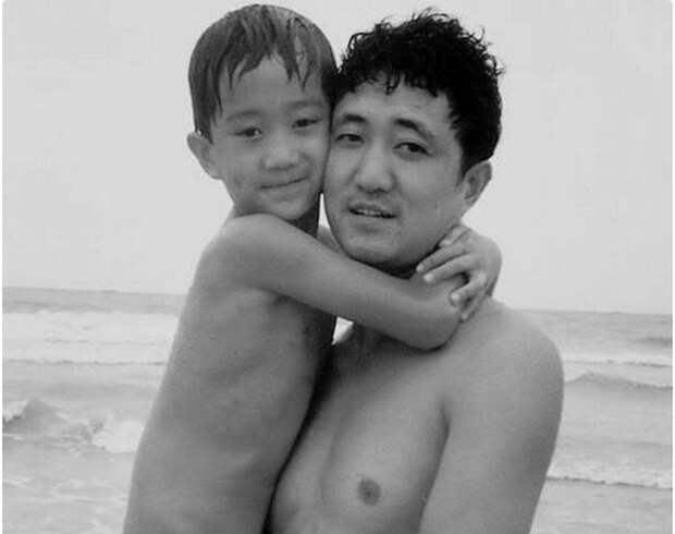 отец и сын фотографировались 30 лет вместе 
