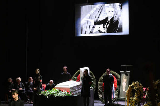 Дети поддержали актрису Меньшову на прощании с Алентовой