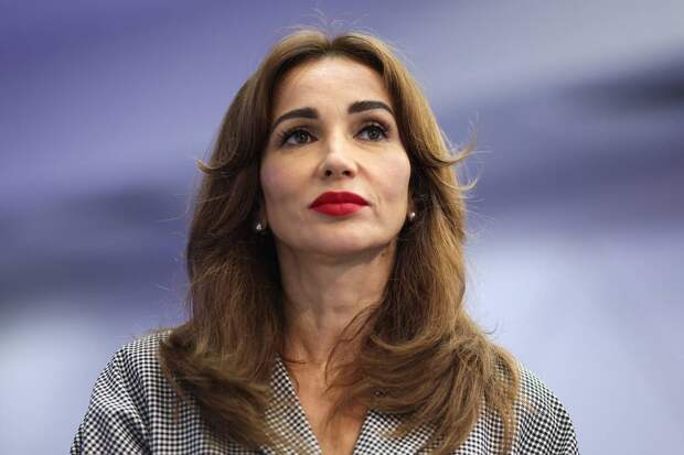 Раскрыта стоимость роскошного образа Анфисы Чеховой на прогулке у дома