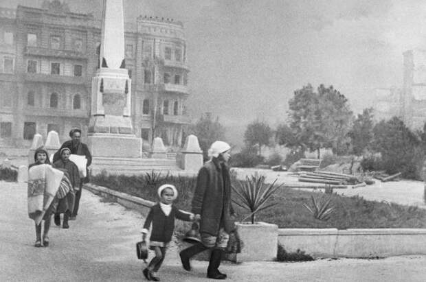 ID: 10632273 Описание: Советский Союз. Сталинград. Жители покидают город, 1942 год. Эммануил Евзерихин/Фотохроника ТАСС